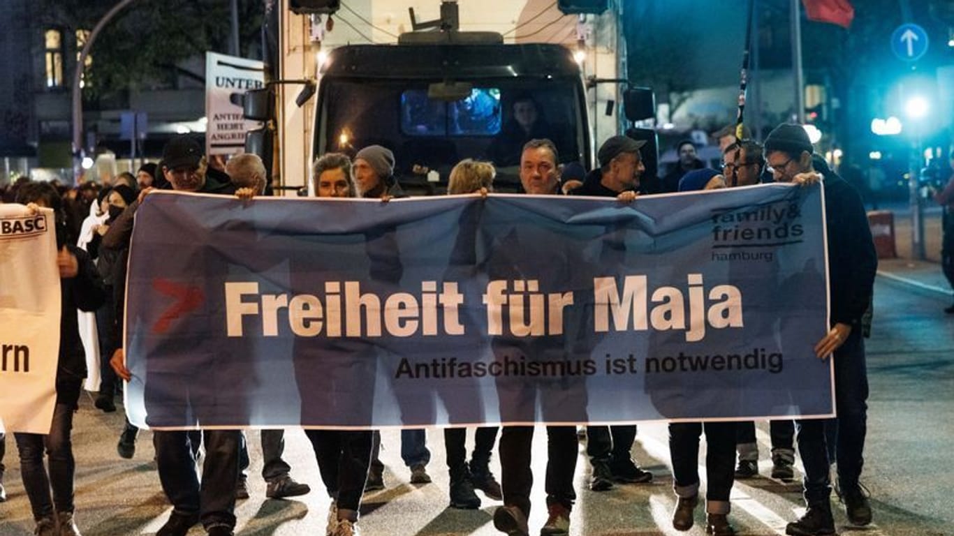 Demonstranten mit Banner: Maja war im Sommer nach Ungarn ausgeliefert worden, obwohl dies durch das Bundesverfassungsgericht untersagt worden war.