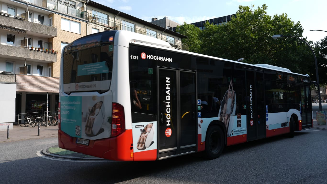 Ein Linienbus der Hochbahn AG fährt durch Hamburg (Symbolbild): Fahrgäste entdeckten den leblosen Mann.