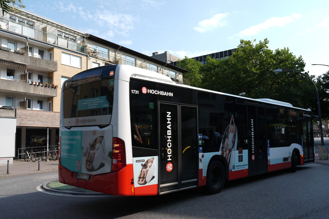 Ein Linienbus der Hochbahn AG fährt durch Hamburg (Symbolbild): Fahrgäste entdeckten den leblosen Mann.