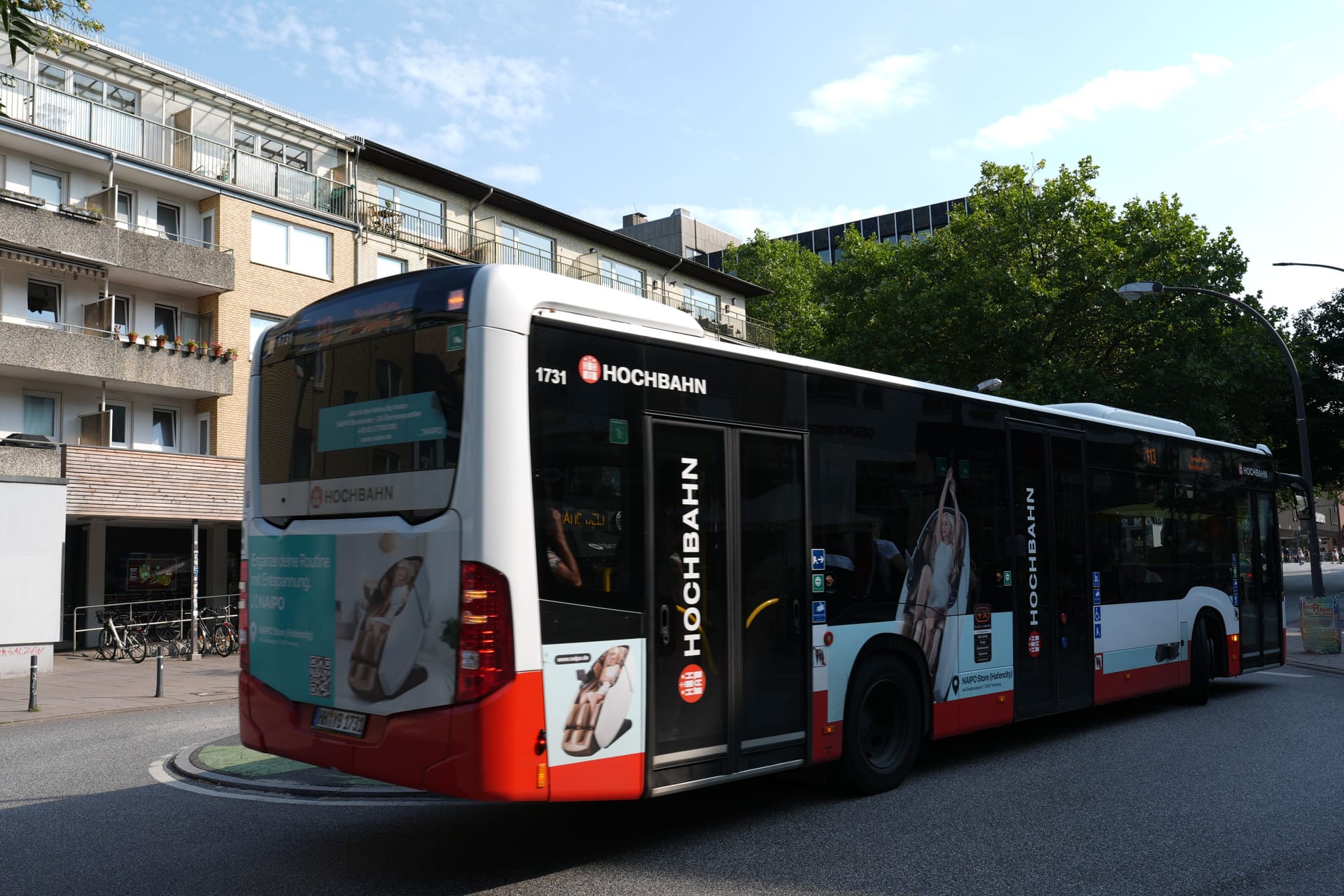 Ein Linienbus der Hochbahn AG fährt durch Hamburg (Symbolbild): Fahrgäste entdeckten den leblosen Mann.