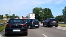 Fahrzeuge blockieren die Rettungsgasse auf einer Autobahn (Symbolbild): Das Behindern von Rettungskräften ist ein schwerwiegendes Verkehrsvergehen.