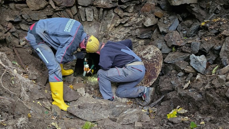 Mitarbeiter einer Firma zur Bergsicherung arbeiten in einem Areal in einem Waldstück. Ein in einem alten Bergwerksstollen im Erzgebirge mutmaßlich verschwundener Mann blieb vermisst. (Archivbild)