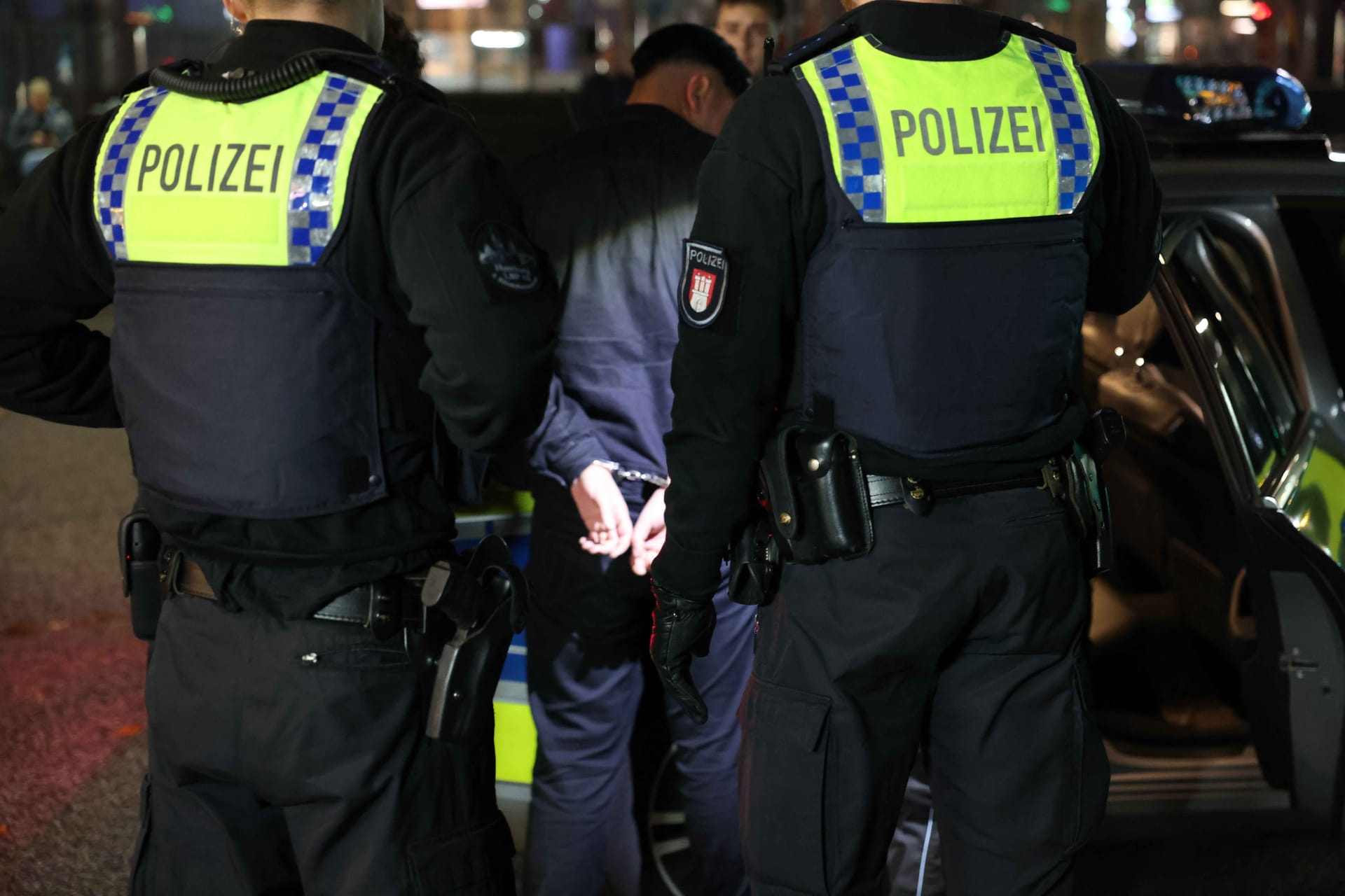 Polizisten nehmen einen jungen Mann fest: In Harburg eskalierte am Dienstagabend ein Streit.