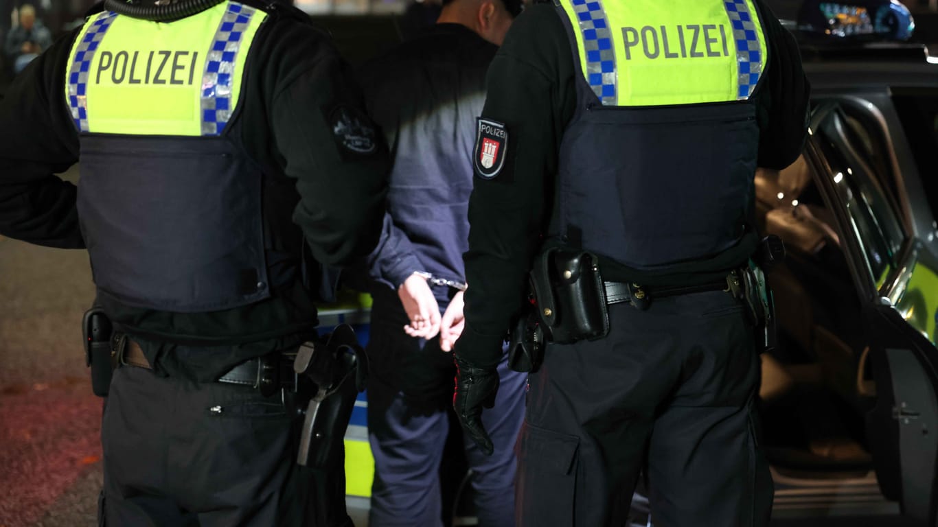 Polizisten nehmen einen jungen Mann fest: In Harburg eskalierte am Dienstagabend ein Streit.