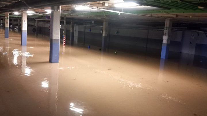 Eine vollgelaufene Tiefgarage: Auf Mallorca hat am Wochenende ein heftiges Unwetter gewütet.