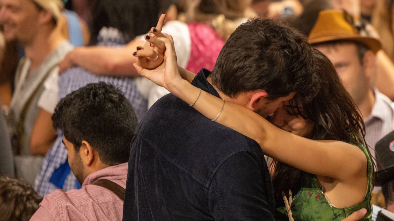 Knutscherei auf dem Oktoberfest (Symbolfoto): Die Wiesn ist auch ein Flirt-Hotspot, sagt eine Kellnerin.