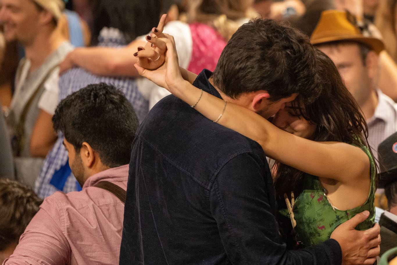 Knutscherei auf dem Oktoberfest (Symbolfoto): Die Wiesn ist auch ein Flirt-Hotspot, sagt eine Kellnerin.