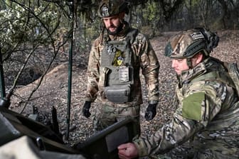 Ukrainische Soldaten in der Ukraine: Die ukrainische Armee leidet zunehmend unter Personalproblemen.