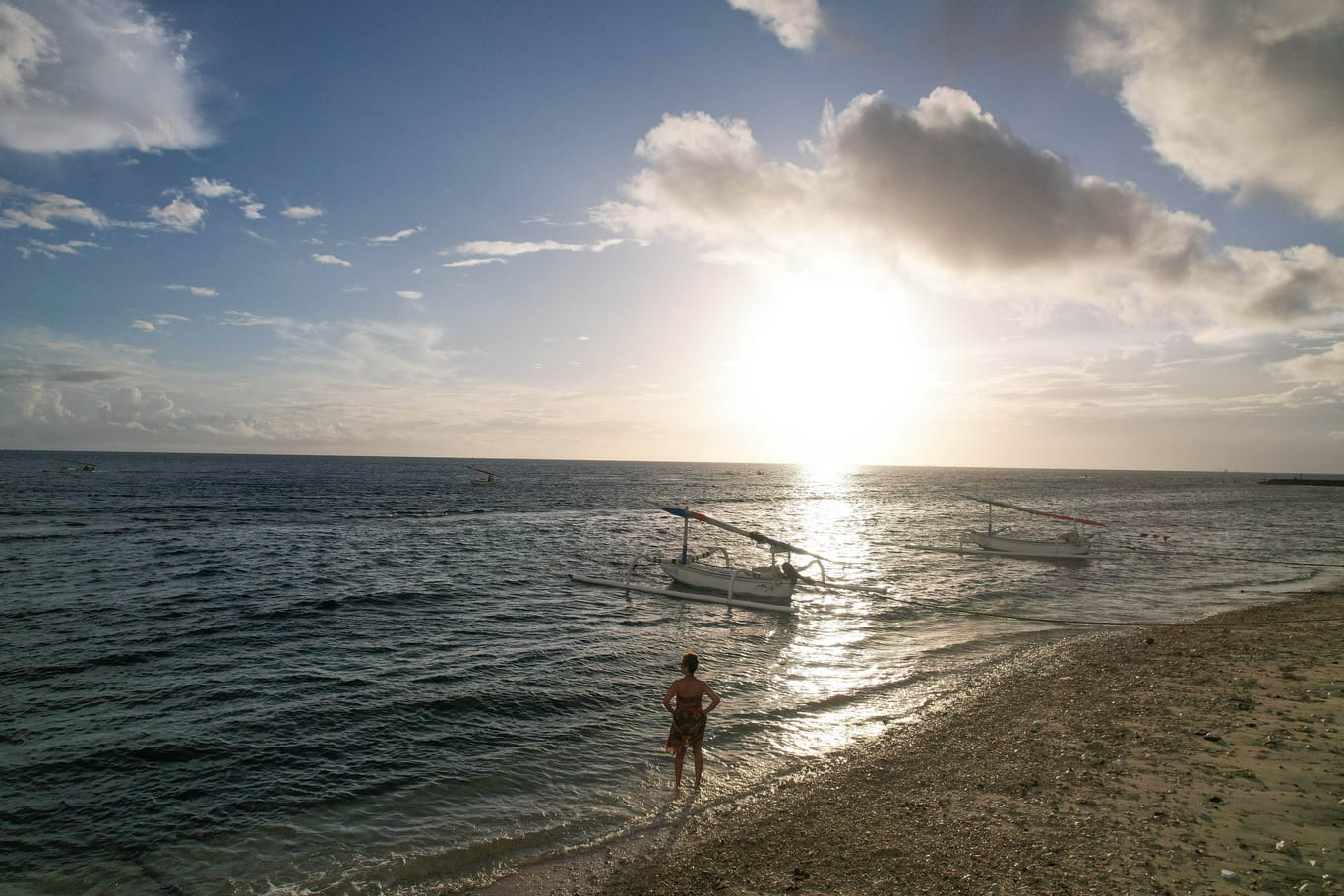 Sonnenaufgang auf der Insel Nusa Penida (Bali): Weit weg von Europa lässt es sich günstig leben.