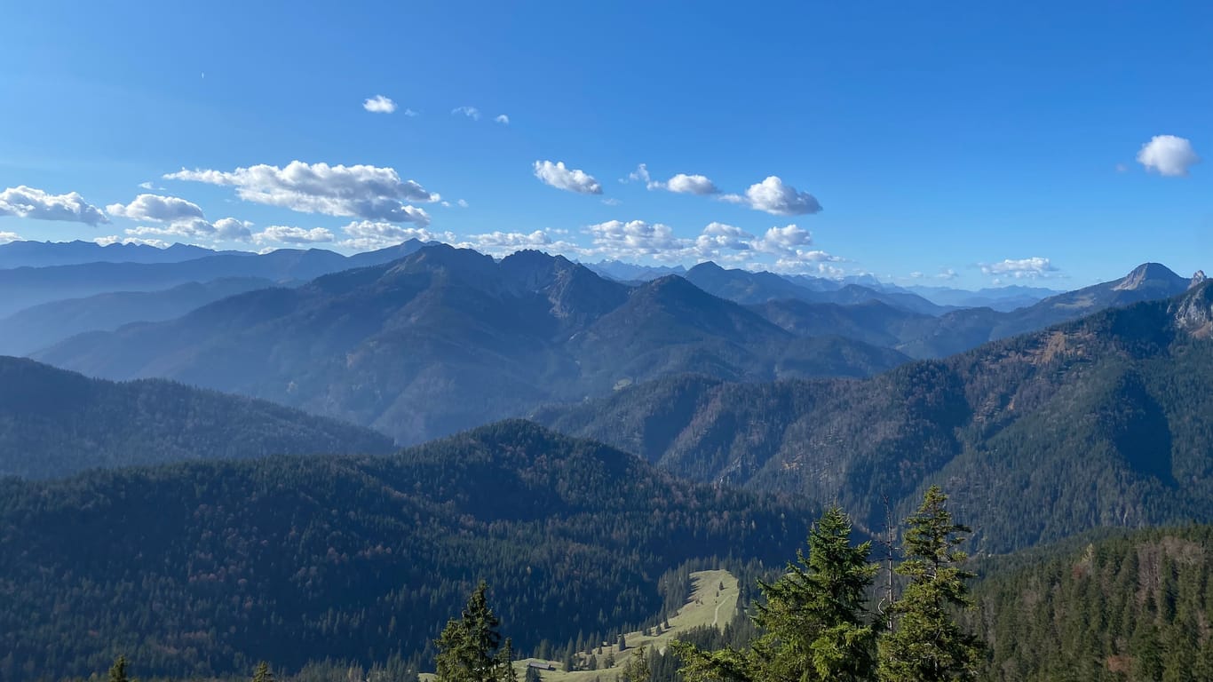 Auf den letzten schweißtreibenden Metern zum Rotwandhaus werden Wanderer mit einem atemberaubenden Bergpanorama belohnt.