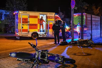 Unglücks-Bike in Glinde: Die Eltern des jungen Bikers verabschiedeten sich an der Unfallstelle von dem Verstorbenen.