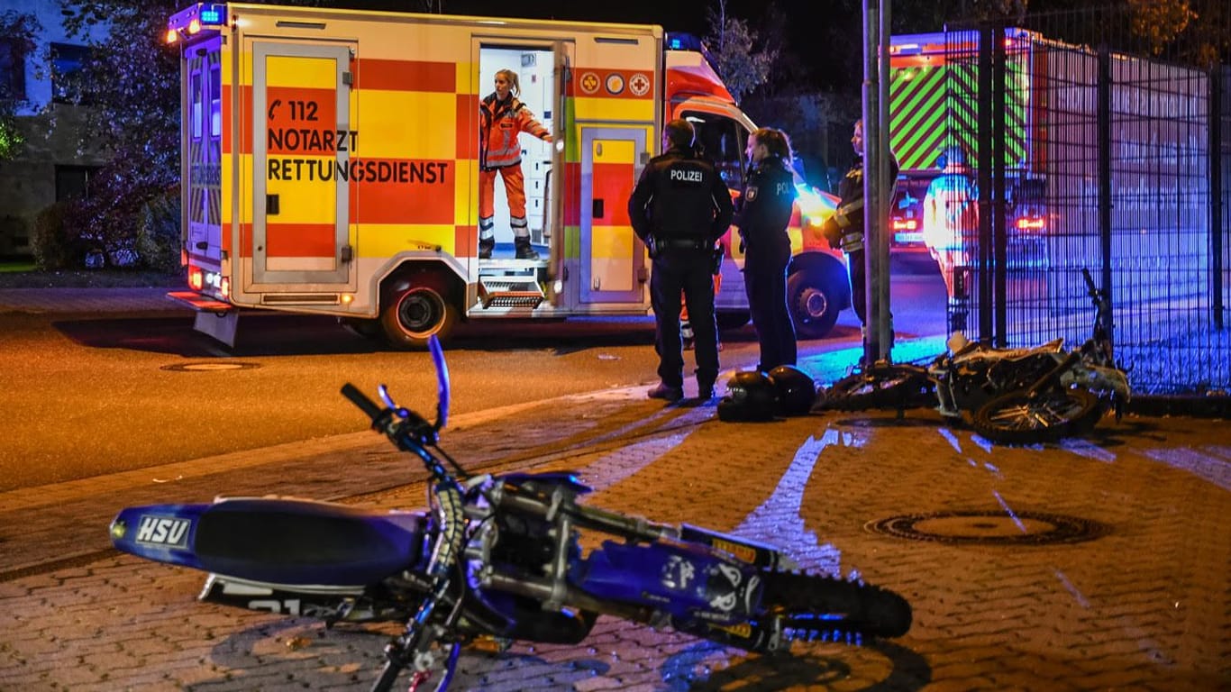 Unglücks-Bike in Glinde: Die Eltern des jungen Bikers verabschiedeten sich an der Unfallstelle von dem Verstorbenen.