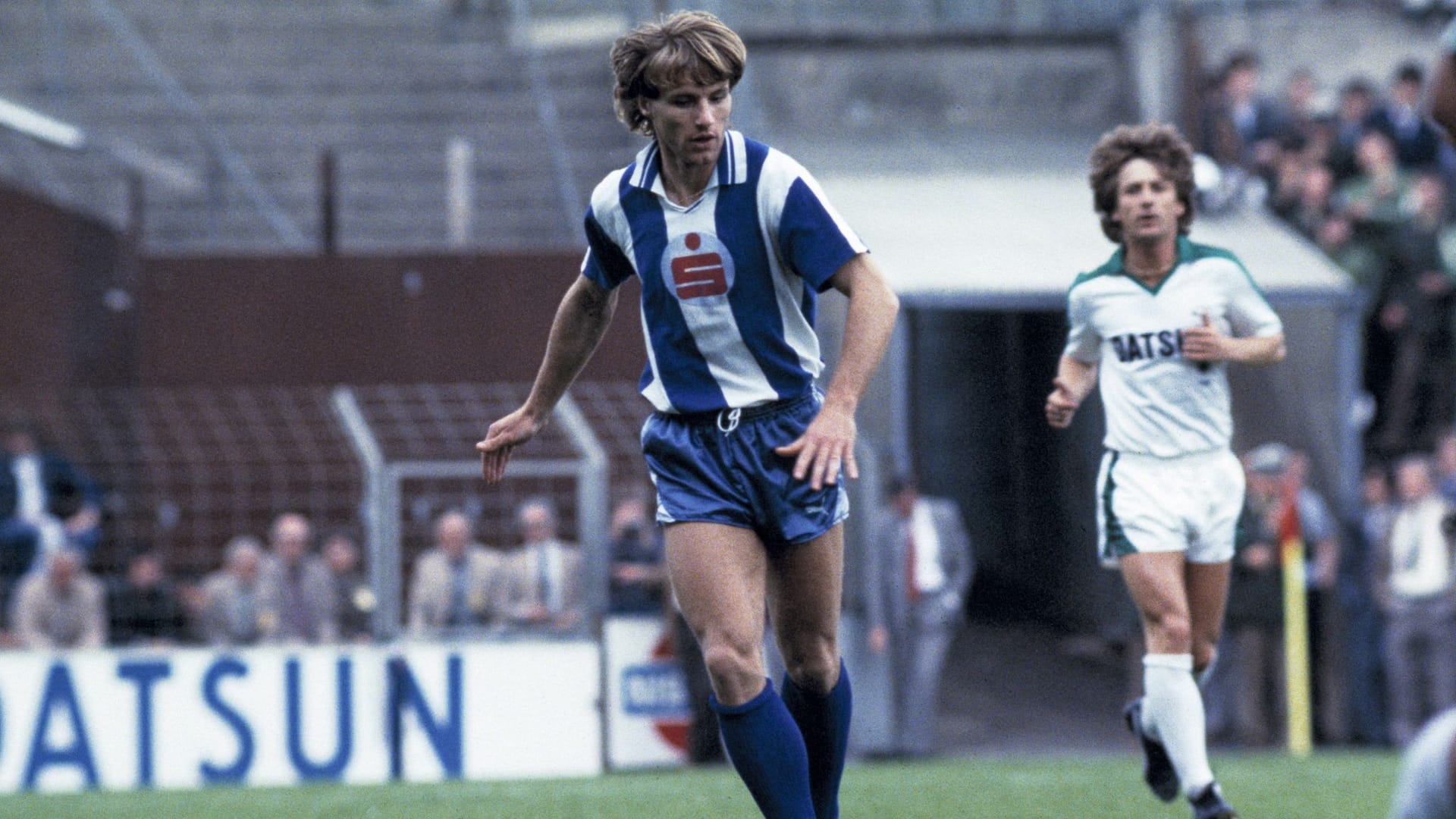 Dieter Timme (Mitte) von Hertha im Ballbesitz, dahinter Frank Mill (r) von Borussia Moenchengladbach.