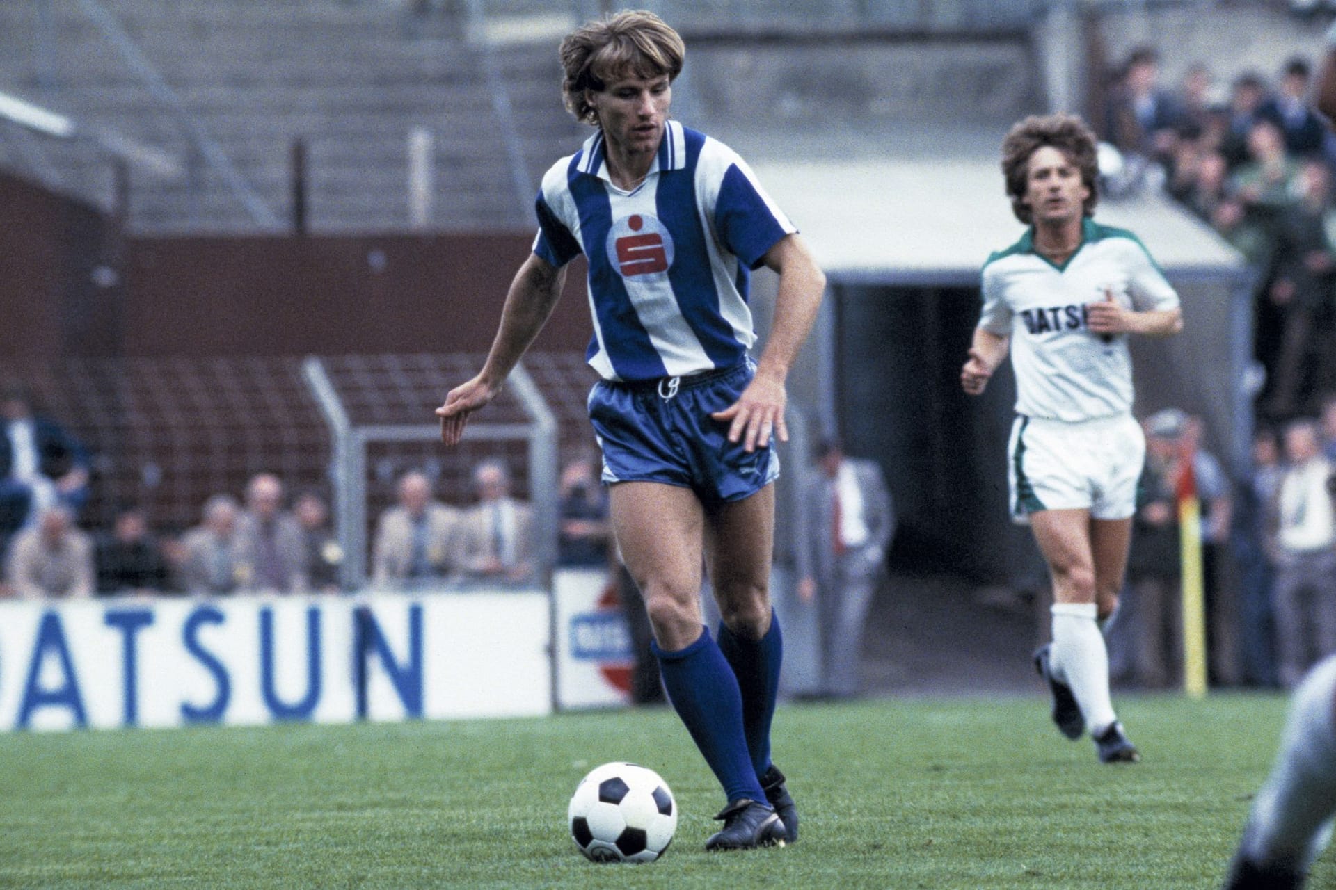 Dieter Timme (Mitte) von Hertha im Ballbesitz, dahinter Frank Mill (r) von Borussia Moenchengladbach.