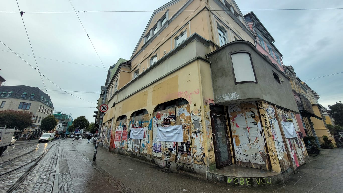 Bis zuletzt beherbergte das Gebäude die Restaurantkette M-One, doch ein Feuer in der Küche zerstörte große Teile des Inventars.