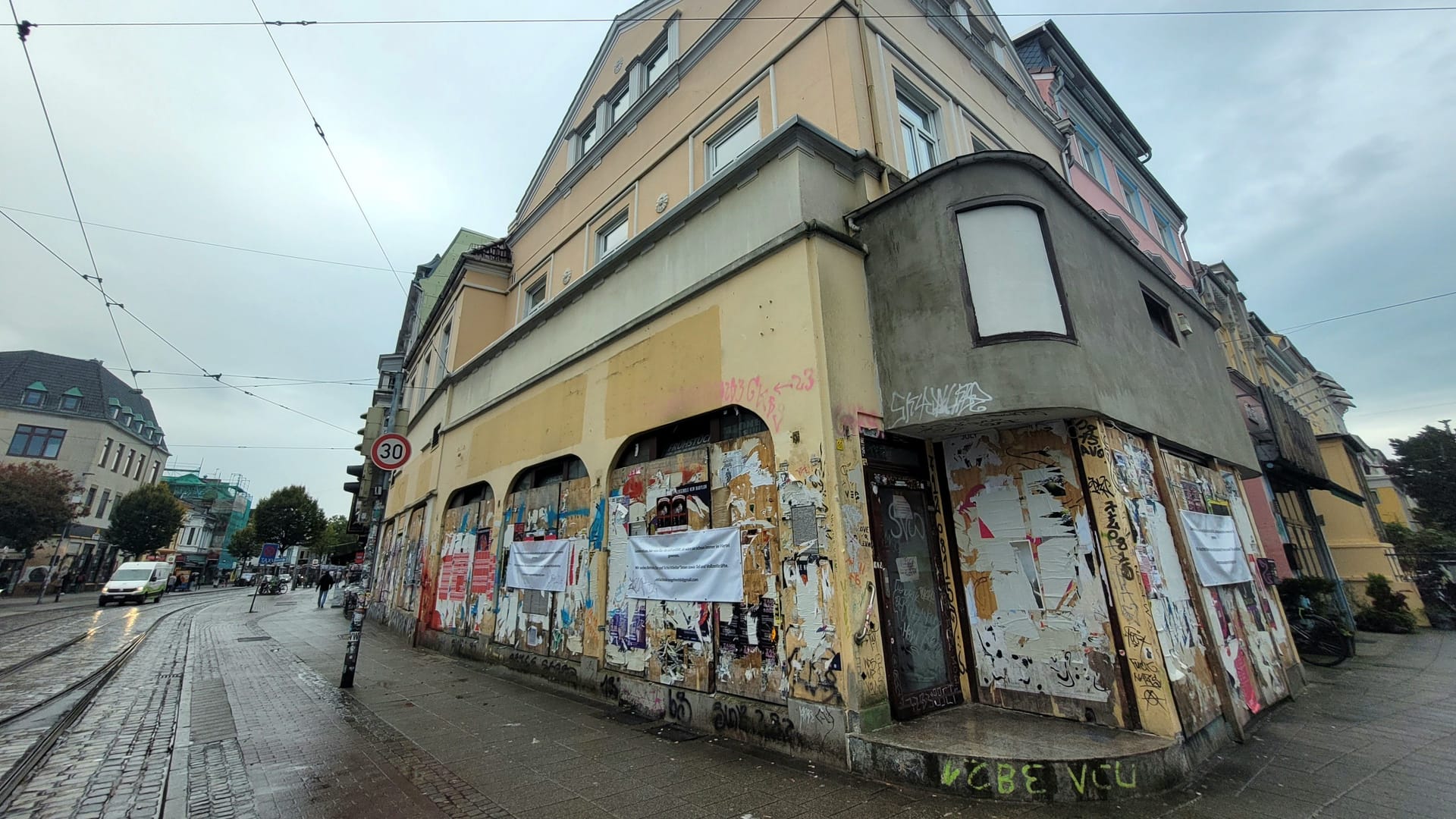 Bis zuletzt beherbergte das Gebäude die Restaurantkette M-One, doch ein Feuer in der Küche zerstörte große Teile des Inventars.