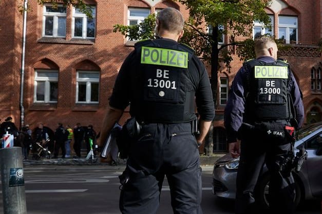 Polizisten stehen vor dem Ernst-Abbe-Gymnasium in der Sonnenallee im Berliner Stadtteil Neukölln. An dieser Schule kam es zu einem Vorfall im Zusammenhang mit dem Israel-Konflikt.