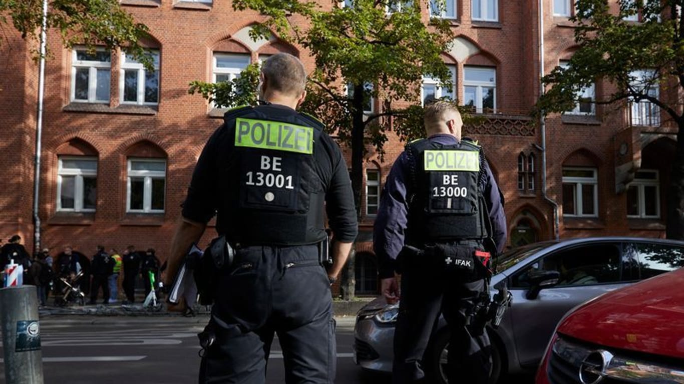 Polizisten stehen vor dem Ernst-Abbe-Gymnasium in der Sonnenallee im Berliner Stadtteil Neukölln. An dieser Schule kam es zu einem Vorfall im Zusammenhang mit dem Israel-Konflikt.