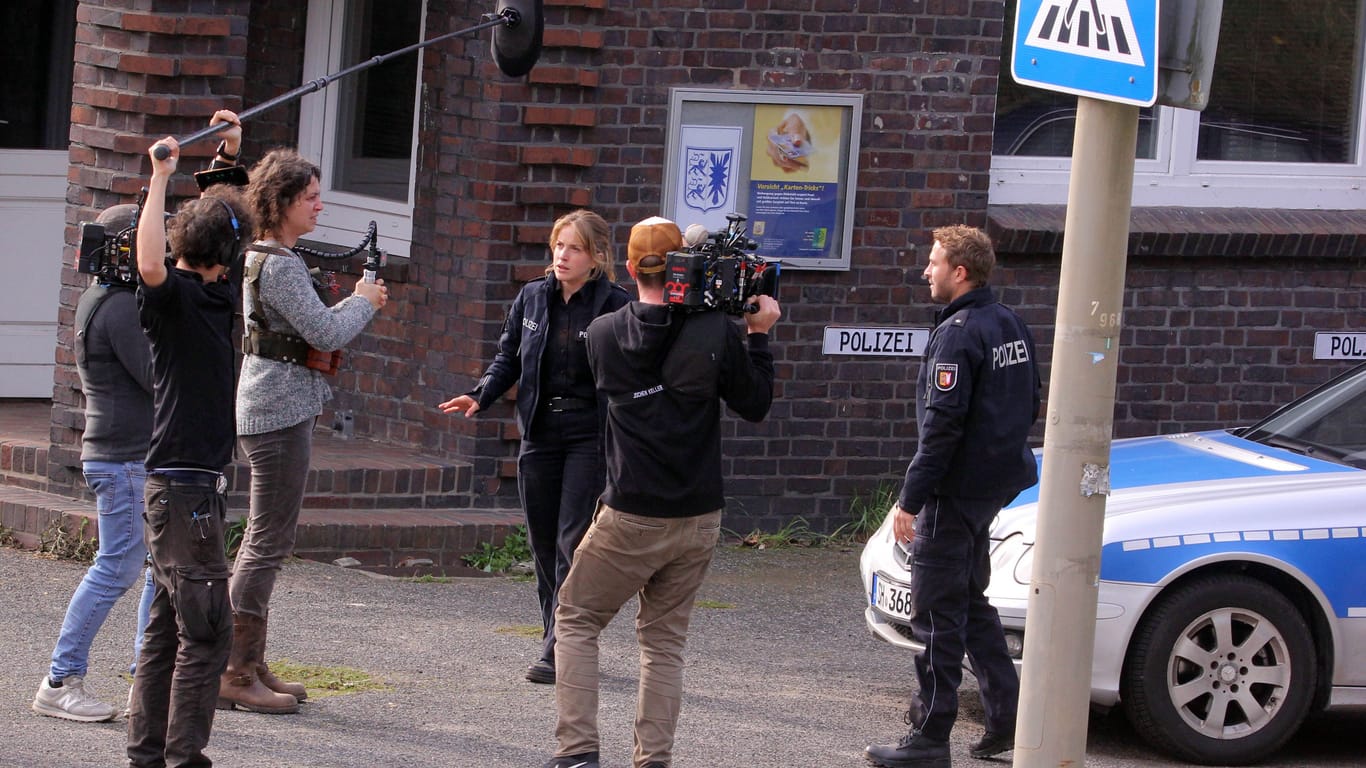 Eine Frau gespielt von Sophie Lutz mit Sprengstoffgürtel steht vor dem Polizeirevier der fiktiven Insel ÖD im ehemaligen Wasserturm von Moorburg. Polizistin Maja Stein (Paula Kalenberg) und ihr Kollege Klaus Hansen (Max Hubacher) versuchen die Lebensmittelaktivistin zu beruhigen.