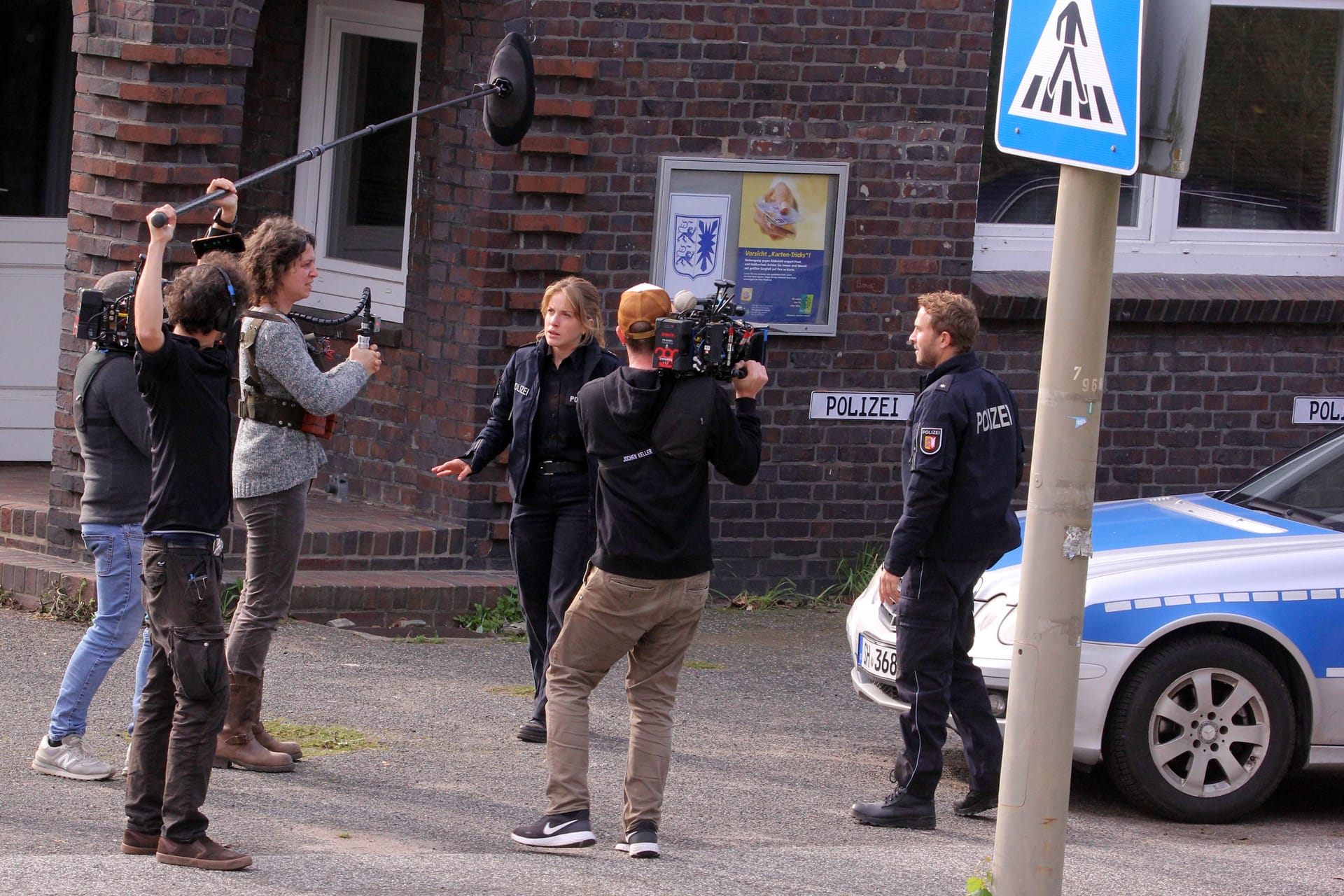 Eine Frau gespielt von Sophie Lutz mit Sprengstoffgürtel steht vor dem Polizeirevier der fiktiven Insel ÖD im ehemaligen Wasserturm von Moorburg. Polizistin Maja Stein (Paula Kalenberg) und ihr Kollege Klaus Hansen (Max Hubacher) versuchen die Lebensmittelaktivistin zu beruhigen.