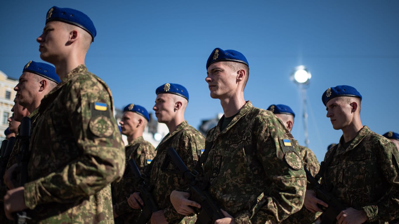 Soldaten in Kiew (Symbolbild): In einem Kreiswehrersatzamt in der ukrainischen Hauptstadt wurde viel Bargeld gefunden.