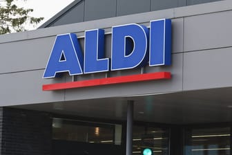 Aldi-Nord-Schriftzug an einer Filiale: Der Discounter führt einen neuen Service ein.