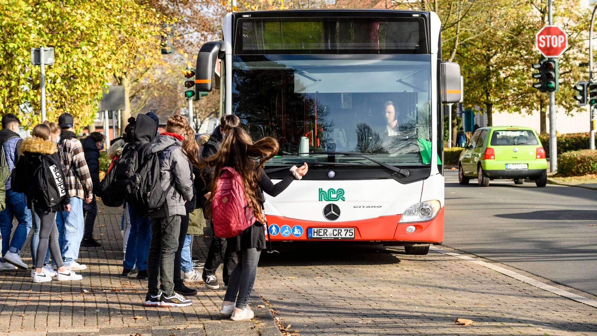 Immer wieder unklar: Wenn ein Schulbus stoppt, gelten besondere Regeln.