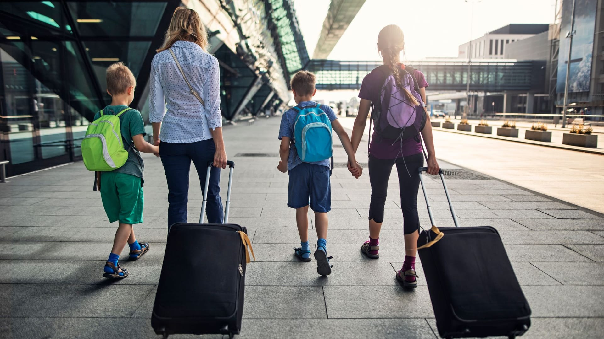 Zwei Mütter mit ihren Kindern auf dem Weg in den Urlaub