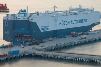 Das große Schiff HOEGH AURORA Autotransporter in Suzhou.