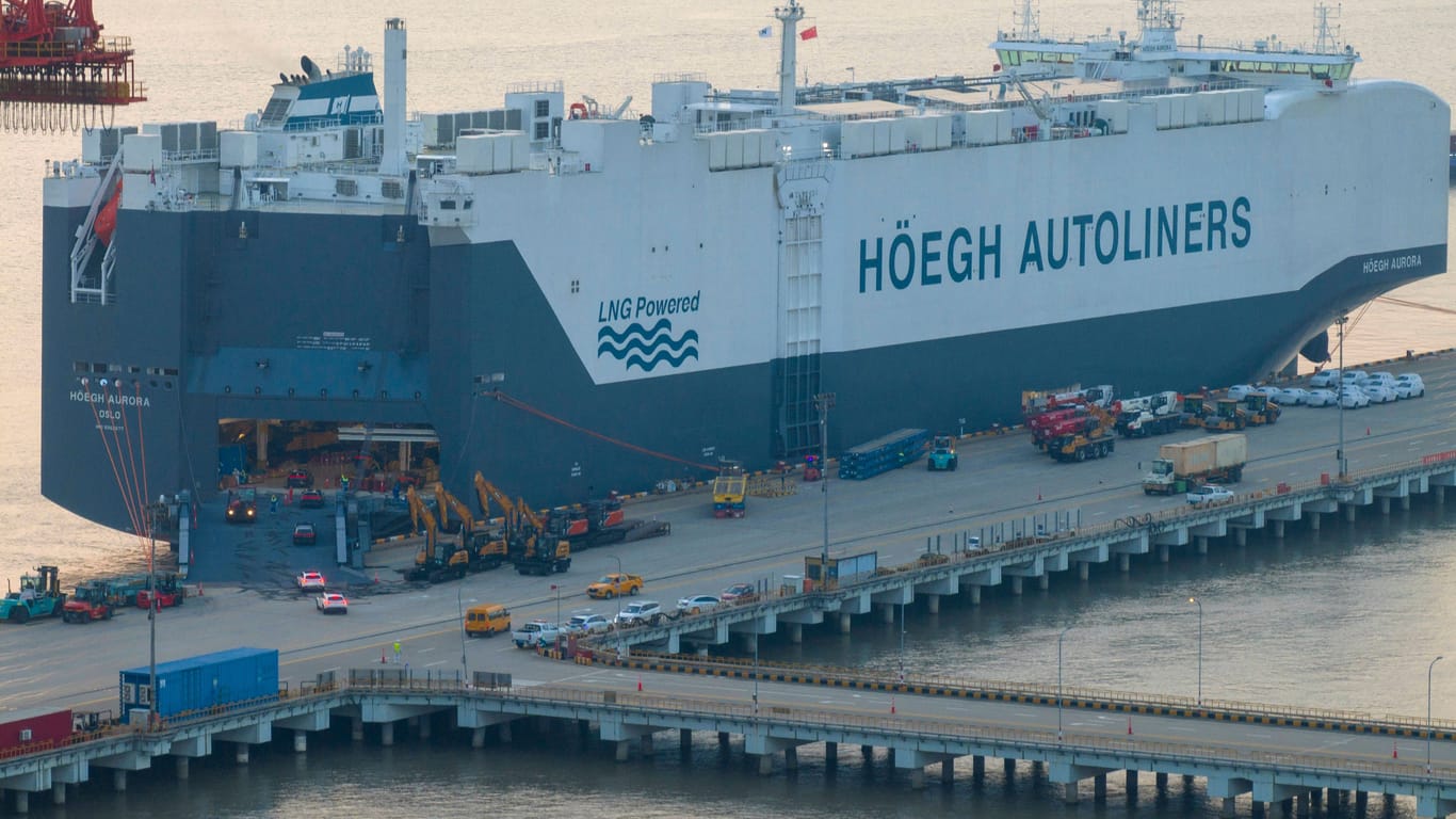 Das große Schiff HOEGH AURORA Autotransporter in Suzhou.