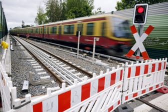 Bauarbeiten an S-Bahn-Gleisen (Symbolbild): Weiträumige Arbeiten schränken den Verkehr im Norden Berlins ein.