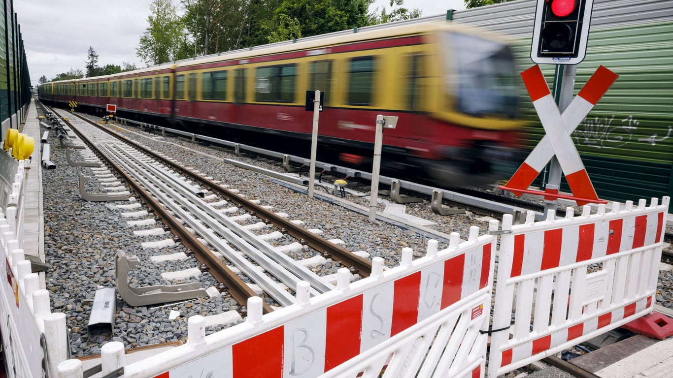 Bauarbeiten an S-Bahn-Gleisen (Symbolbild): Weiträumige Arbeiten schränken den Verkehr im Norden Berlins ein.