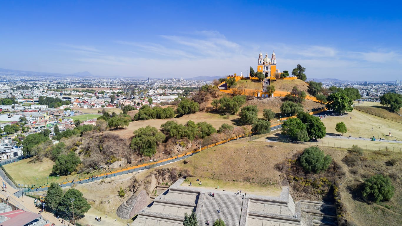 Unter dieser Kirche im mexikanischen Cholula ist die größte Pyramide der Welt versteckt.