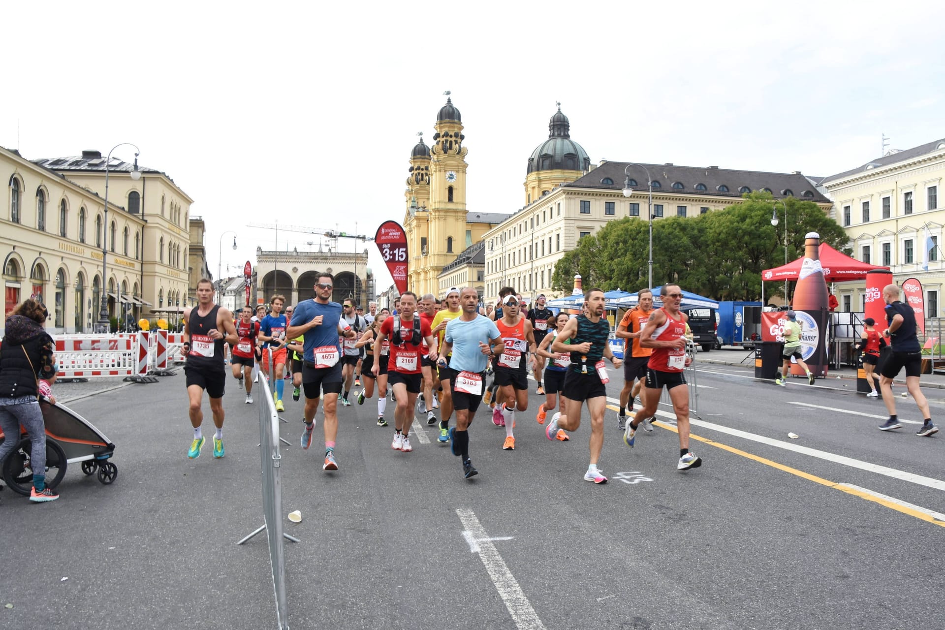 Läufer passieren beim München Marathon den Odeonsplatz (Archivbild): Im kommenden Jahr könnte es eine neue Strecke geben.