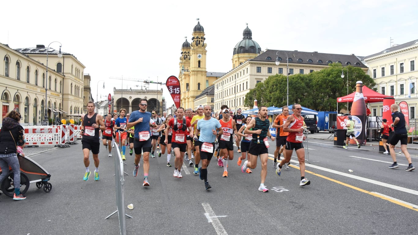 Läufer passieren beim München Marathon den Odeonsplatz (Archivbild): Im kommenden Jahr könnte es eine neue Strecke geben.