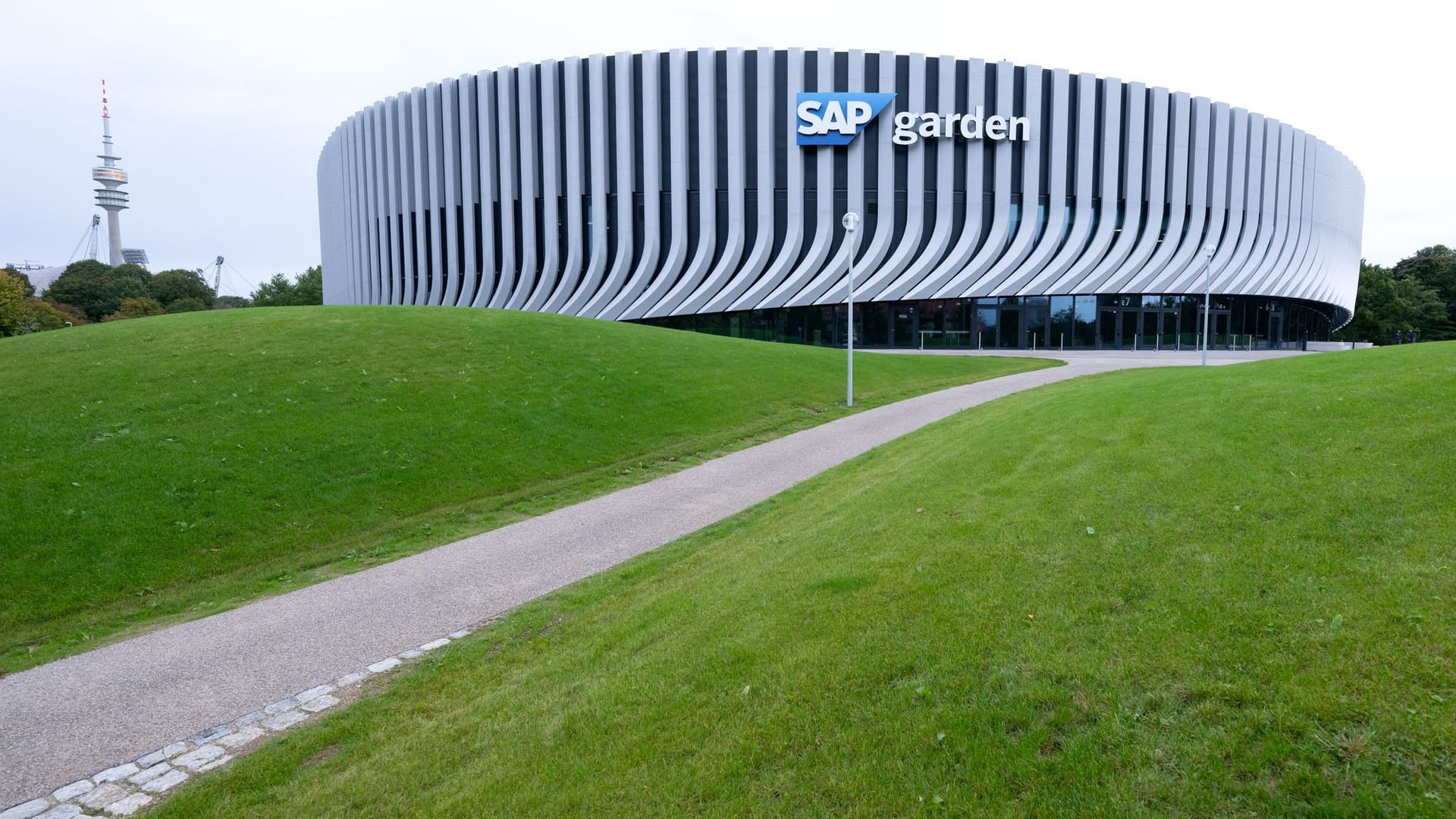 Der SAP Garden: In dieser Multifunktionshalle im Münchner Olympiapark werden sowohl das Eishockeyteam des EHC Red Bull München als auch die Basketballer des FC Bayern ab sofort spielen.