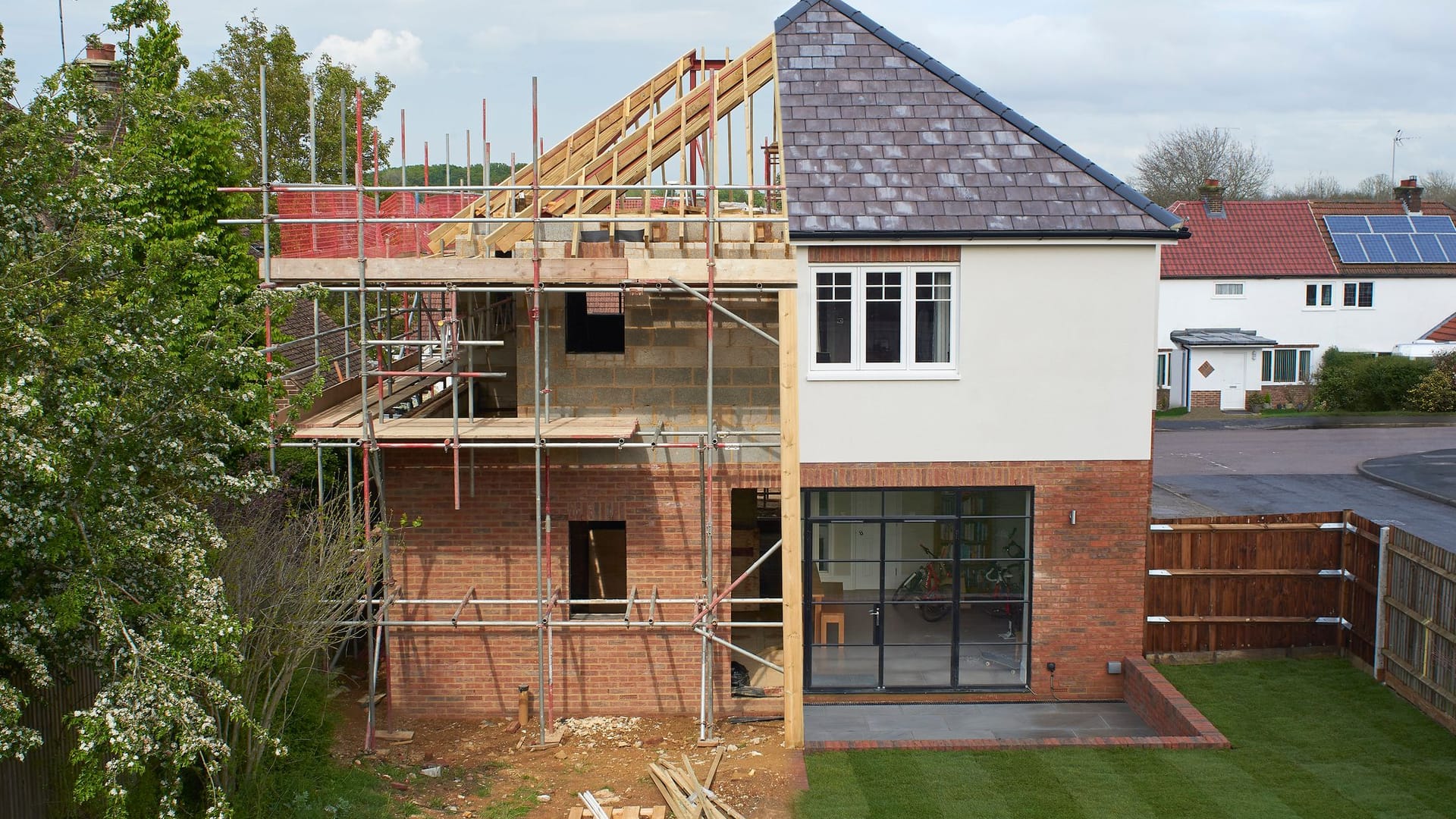 Haus während des Baus und nach Fertigstellung