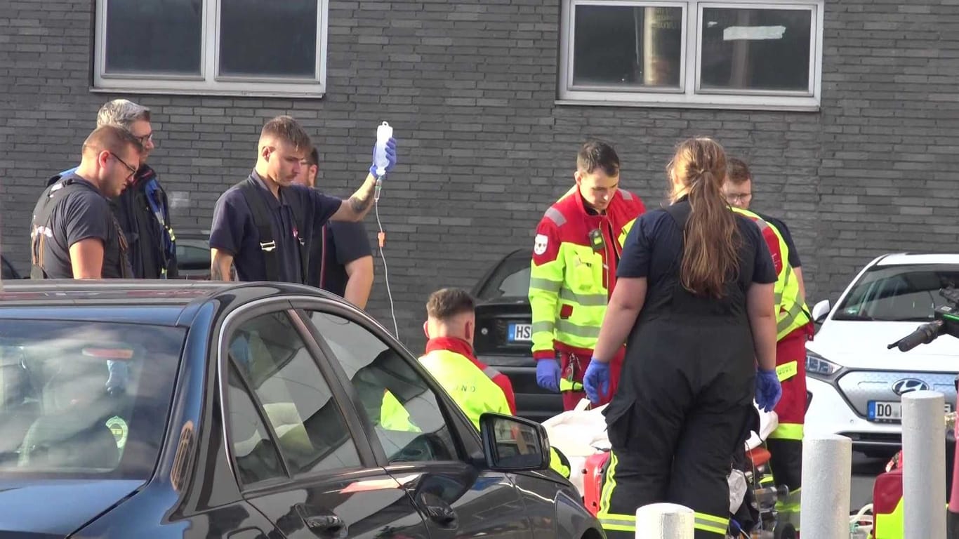 Eine Auseinandersetzung zwischen zwei Männern ist am Freitag, 4.10., in Dortmund eskaliert. Mit lebensgefährlichen Verletzungen war einer der beiden Männer am Abend in ein Krankenhaus eingeliefert worden. Am Samstagmorgen erlag er seinen Verletzungen, so Staatsanwältin Gülkir Yazir.Ein Tatverdächtiger wurde festgenommen.