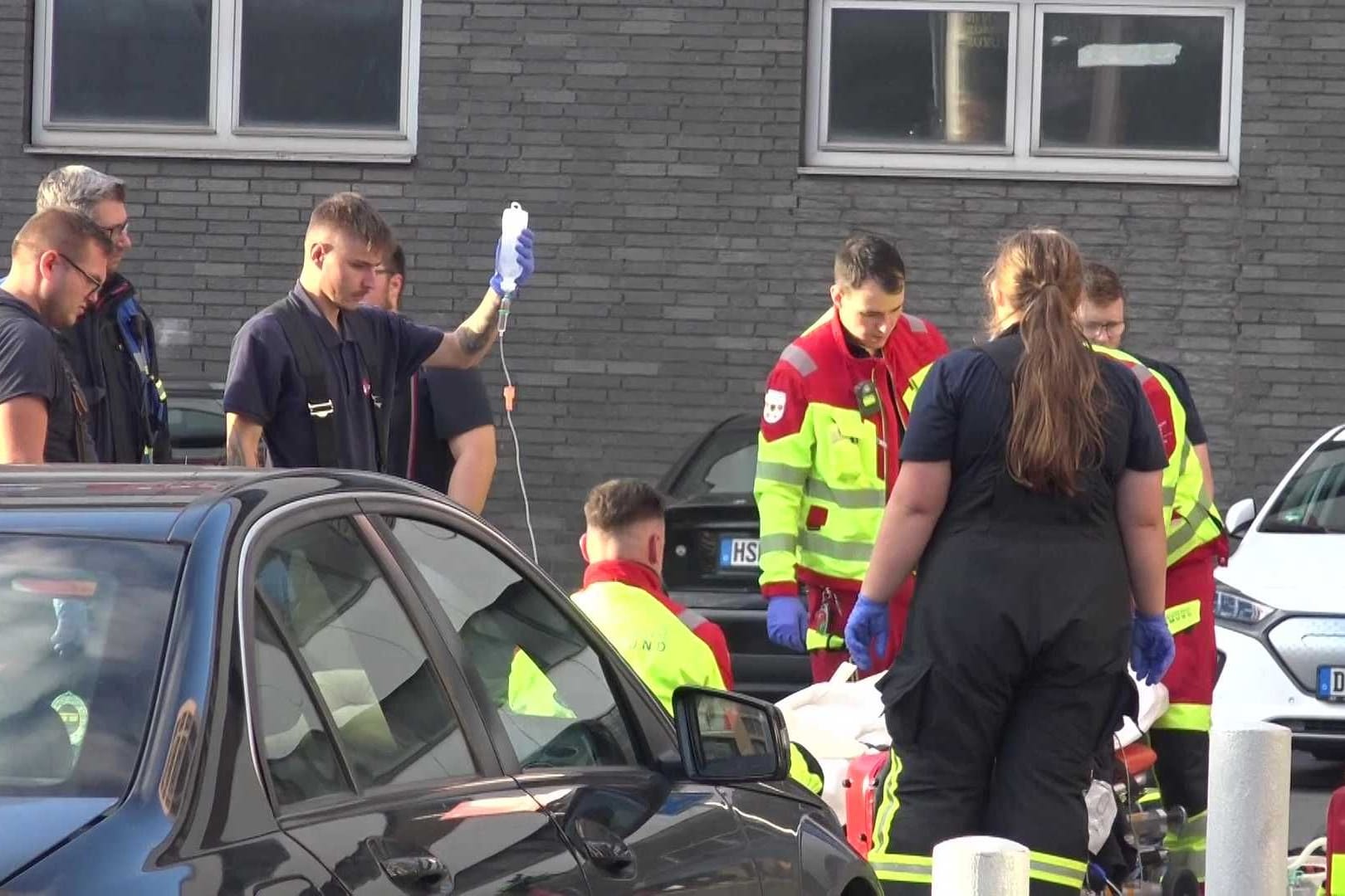 Eine Auseinandersetzung zwischen zwei Männern ist am Freitag, 4.10., in Dortmund eskaliert. Mit lebensgefährlichen Verletzungen war einer der beiden Männer am Abend in ein Krankenhaus eingeliefert worden. Am Samstagmorgen erlag er seinen Verletzungen, so Staatsanwältin Gülkir Yazir.Ein Tatverdächtiger wurde festgenommen.