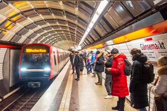 Pendler warten auf ihre U2 in Hamburg (Symbolfoto): Die Verbindung muss bald pausieren.