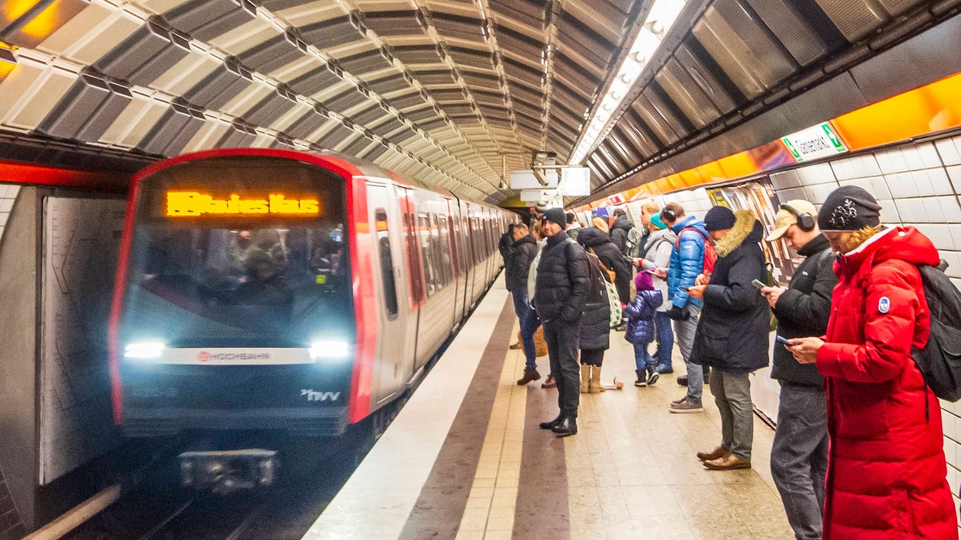 Pendler warten auf ihre U2 in Hamburg (Symbolfoto): Die Verbindung muss bald pausieren.