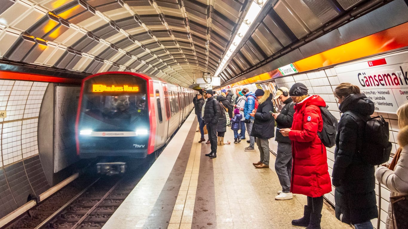 Pendler warten auf ihre U2 in Hamburg (Symbolfoto): Die Verbindung muss bald pausieren.