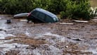 Autos werden von den Wassermassen weggeschwemmt, nachdem der Fluss in der Stadt Alora aufgrund heftiger Regenfälle über die Ufer getreten ist.