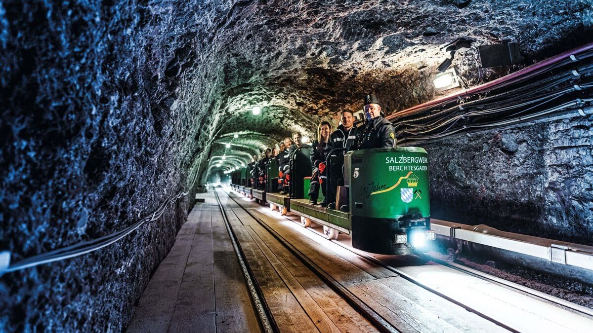 Erlebnis für Jung und Alt: Mit der Grubenbahn geht es hinab in die Welt des Salzbergwerks.