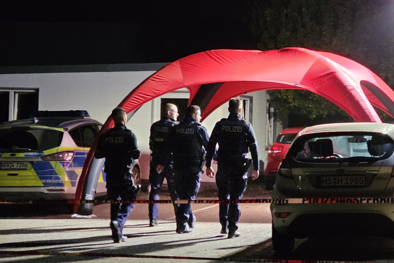 Polizei in Gangelt am Montagabend. Die Hintergründe des Leichenfunds sind noch unklar.