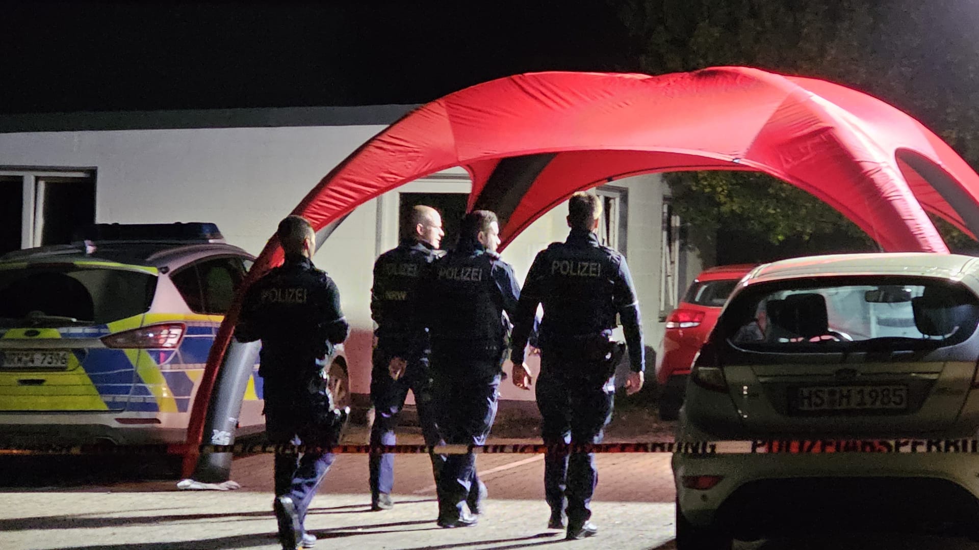 Polizei in Gangelt am Montagabend. Die Hintergründe des Leichenfunds sind noch unklar.