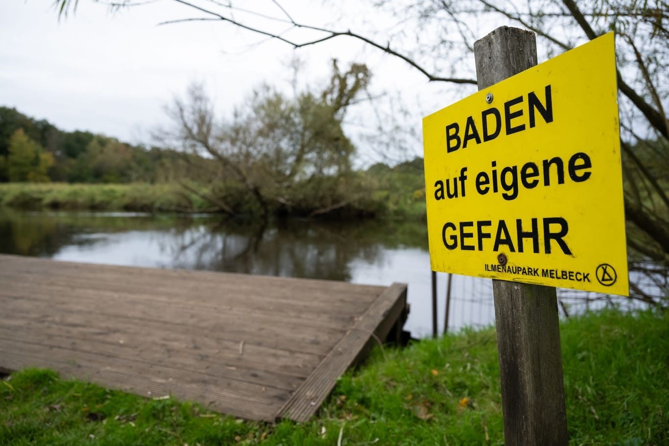 "Baden auf eigene Gefahr" steht auf einem Schild an der Ilmenau. Der 19-Jährige verschwand von einer Party und wurde Tage später von Rettungskräften im Fluss Ilmenau gefunden.