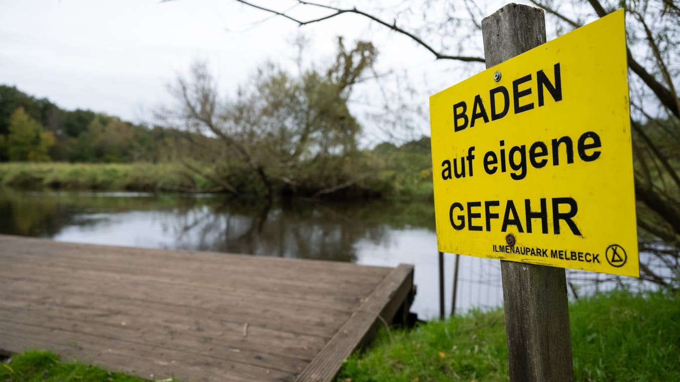 "Baden auf eigene Gefahr" steht auf einem Schild an der Ilmenau. Der 19-Jährige verschwand von einer Party und wurde Tage später von Rettungskräften im Fluss Ilmenau gefunden.