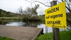 "Baden auf eigene Gefahr" steht auf einem Schild an der Ilmenau. Der 19-Jährige verschwand von einer Party und wurde Tage später von Rettungskräften im Fluss Ilmenau gefunden.