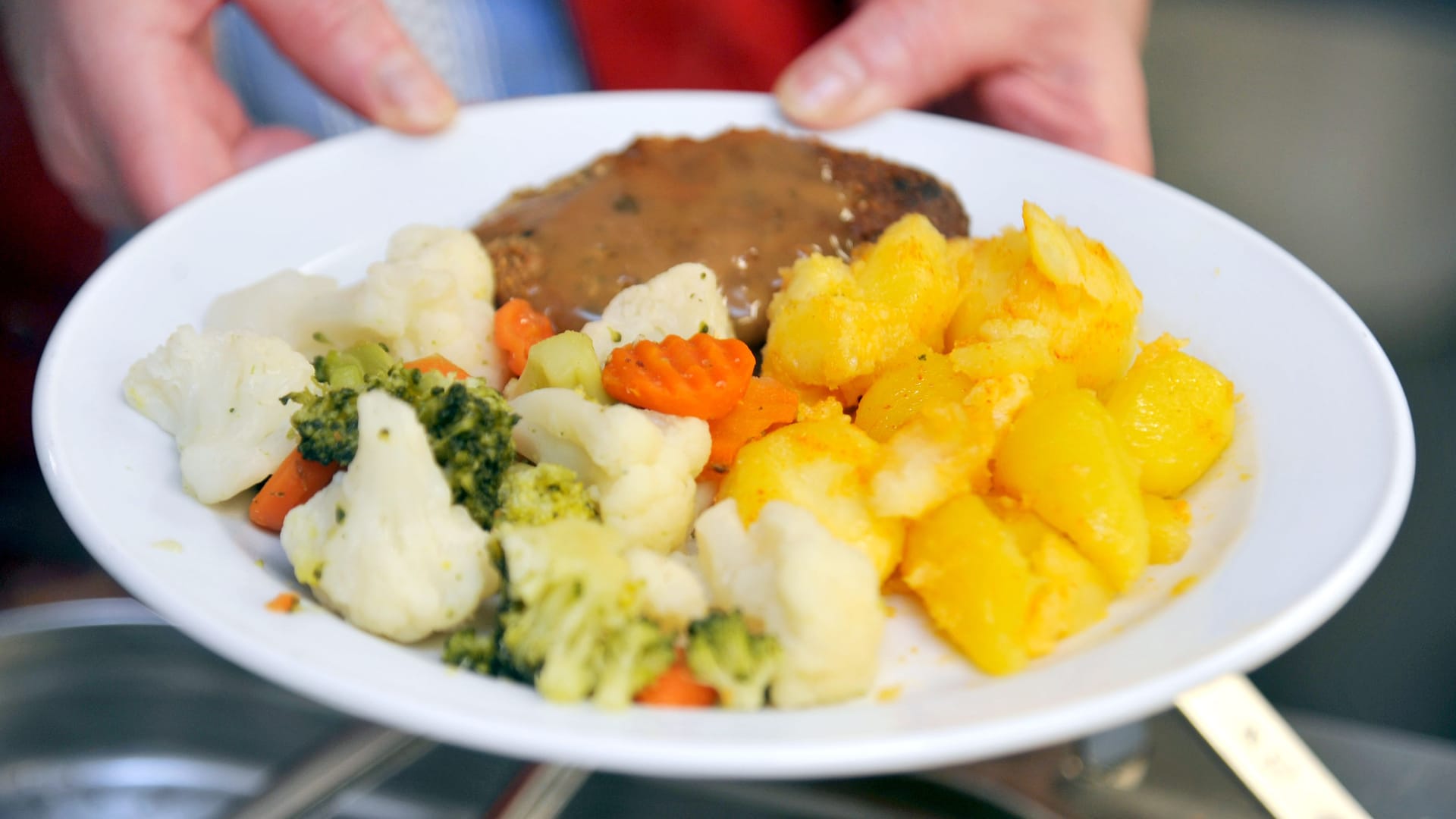 Schulessen (Symbolbild): Nachdem der Caterer viele Schulen nicht mehr beliefert, sind hohe Schulden für das Unternehmen angefallen.